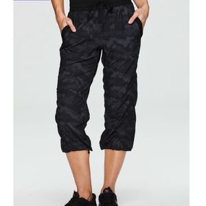RBX LUMEN LIGHTWEIGHT CAMO CAPRI PANT size Medium like new